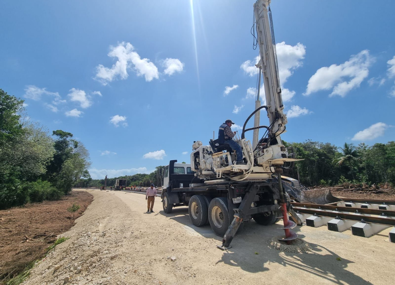 Tren Maya · camión perforador para cimentación de postes de catenaria junto a la vía