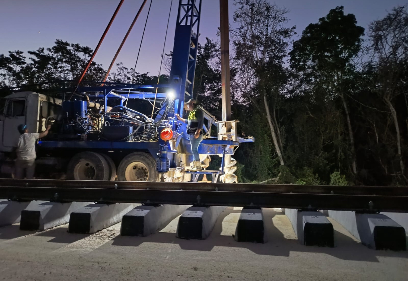 Tren Maya · trabajos nocturnos con camión perforador para cimentación de catenaria