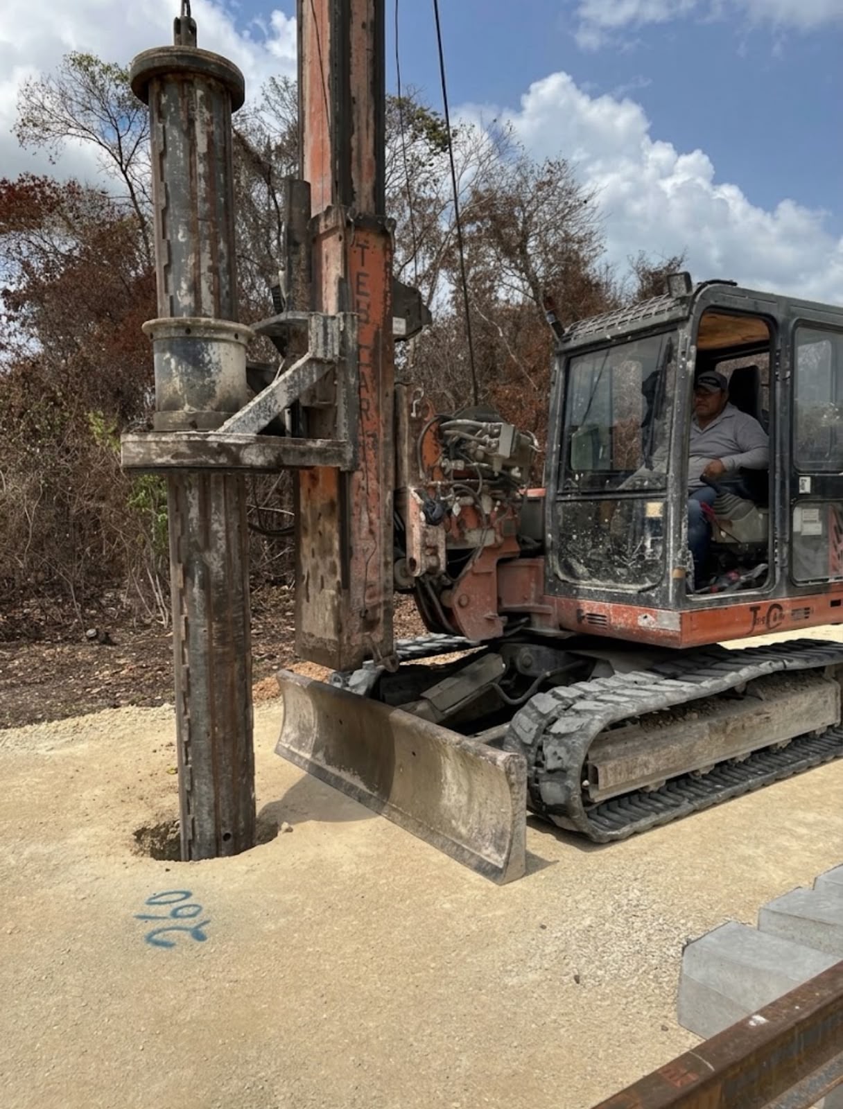 Tren Maya · detalle del cabezal, mástil y cabina de la perforadora compacta para catenarias