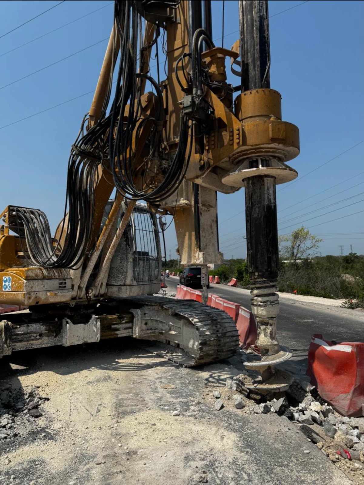 Expofer · Tramo 5, Frente 2 · detalle de la perforadora y herramienta helicoidal junto a las barreras de protección vial