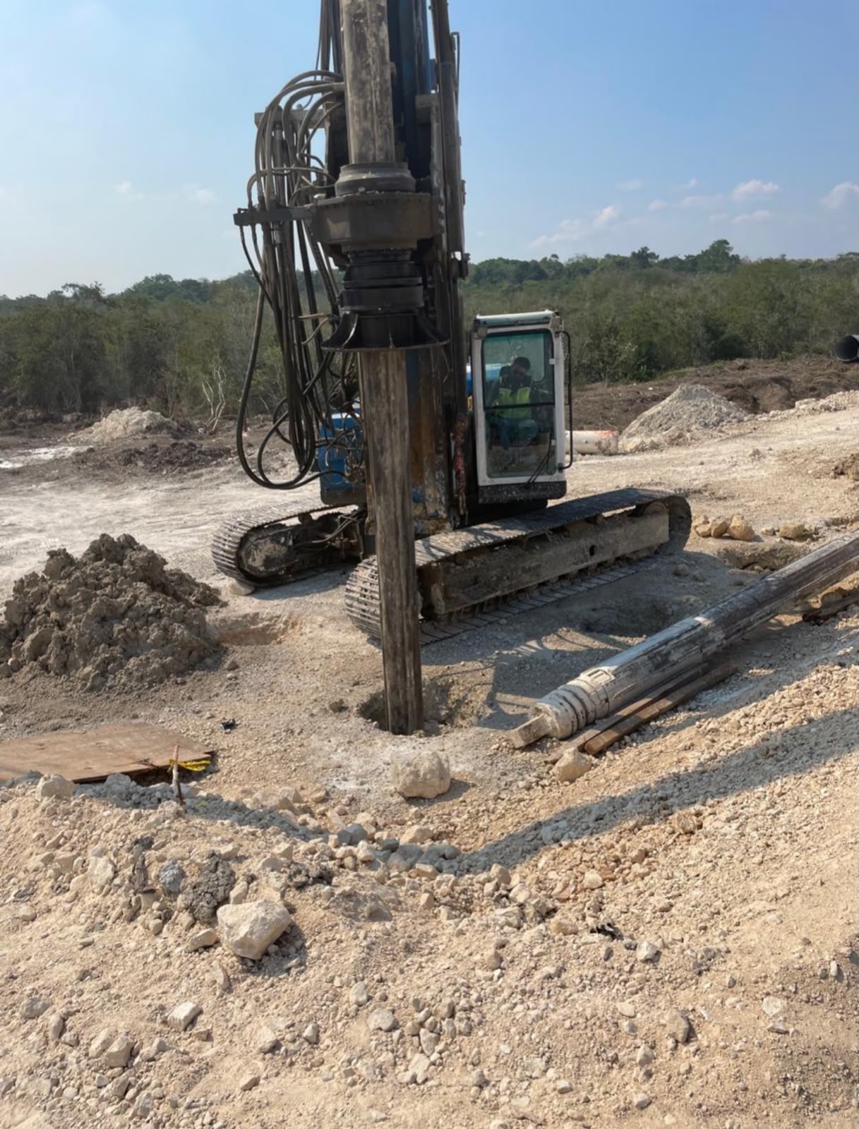 Expofer · Tramo 5, Frente 2 · perforadora en el frente de inclusiones rígidas entre selva y terracería
