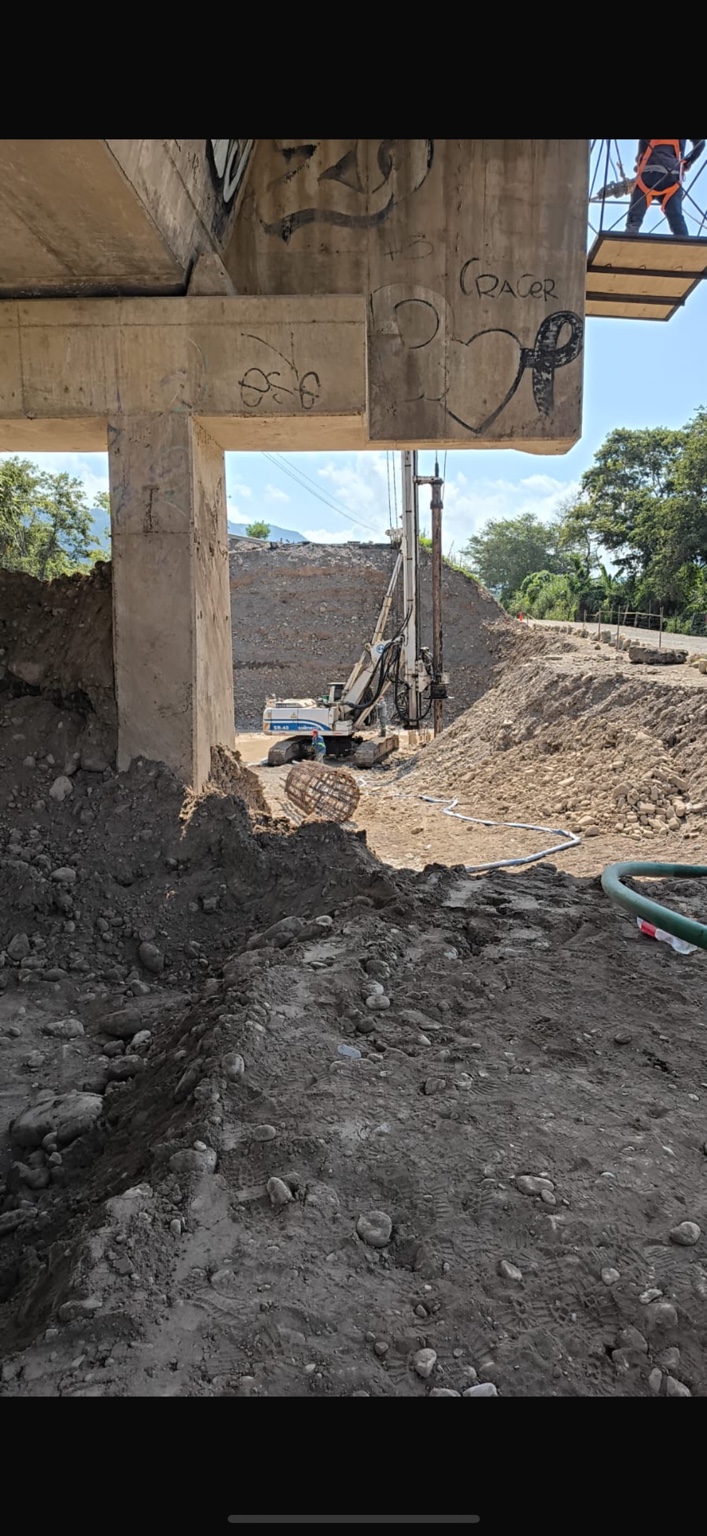 Puente Garcés · vista del equipo y de la excavación bajo el puente existente