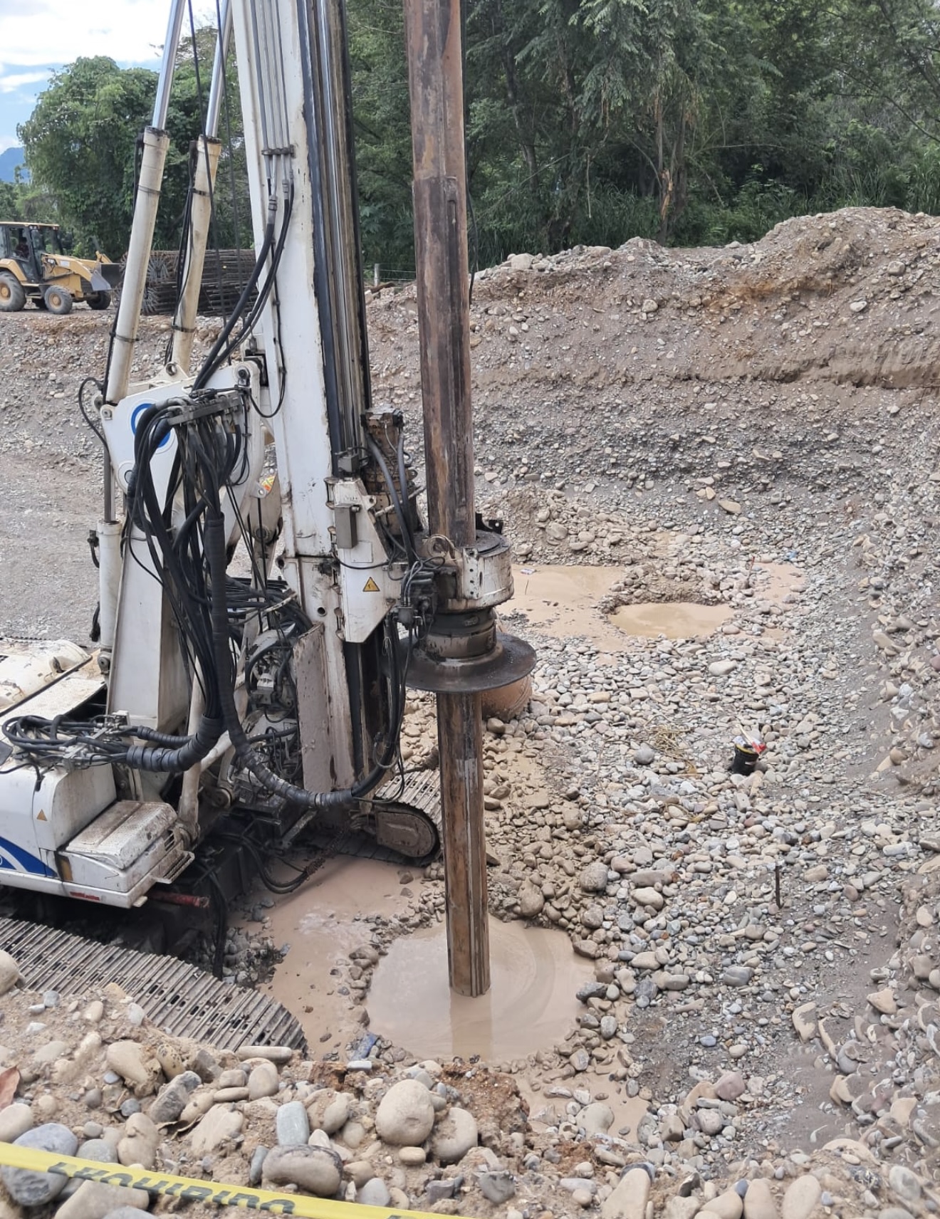 Puente Garcés · perforación en terreno de boleos al pie del puente