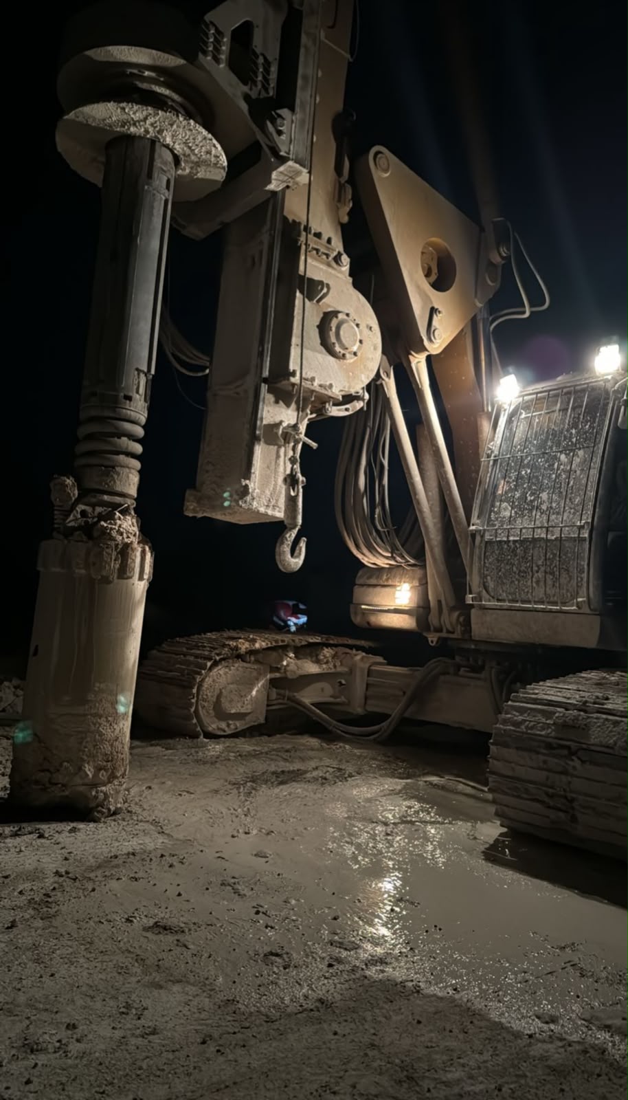 Tren Maya · inclusiones rígidas · detalle de la perforadora durante trabajos nocturnos