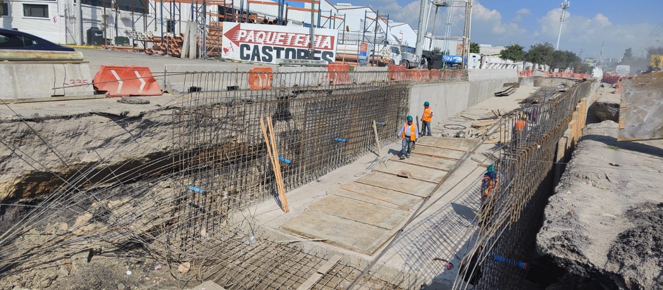 Armado de acero y construcción del muro de contención del Distribuidor Vial Paseo 5 de Febrero, Querétaro