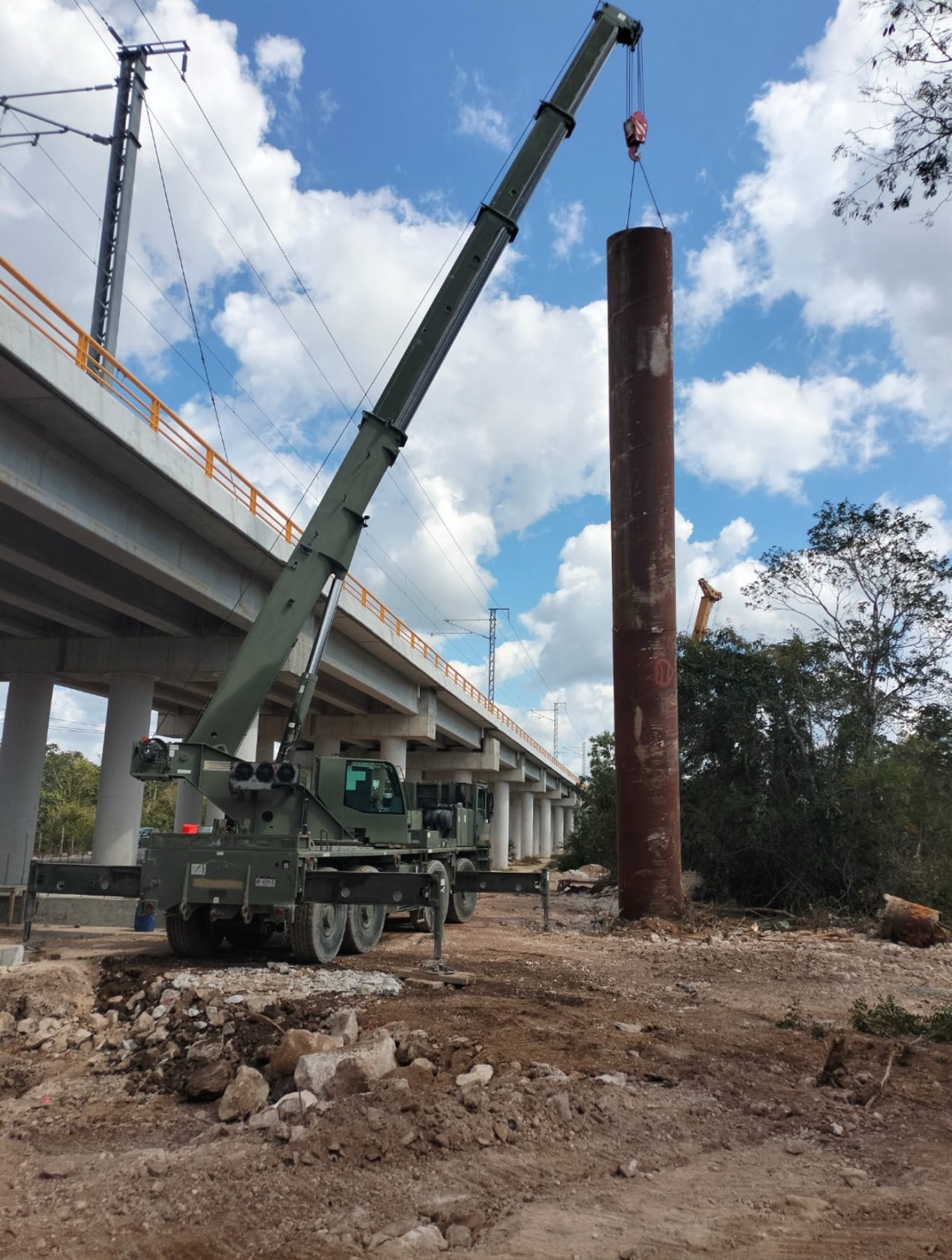 Tren Maya Tramo 5 Sur · izaje de ademe con grúa
